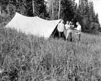 78. С.С.П. В.Д. и Н.А.А. около палатки.  5.7.1911г.