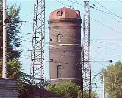 Смотровая башня - из таких башен наблюдали за движение поездов до появления телеграфа и прочей сетевой лапши.