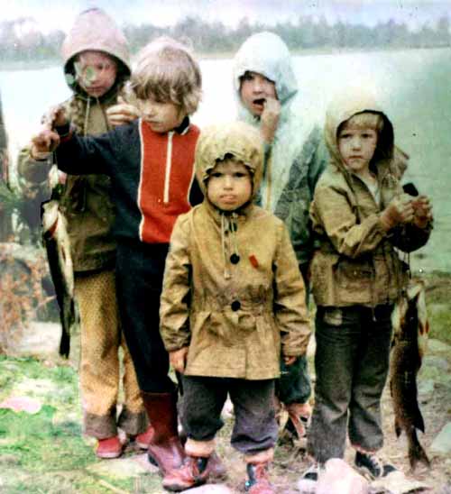 Все дети и часть взрослых ловили рыбу